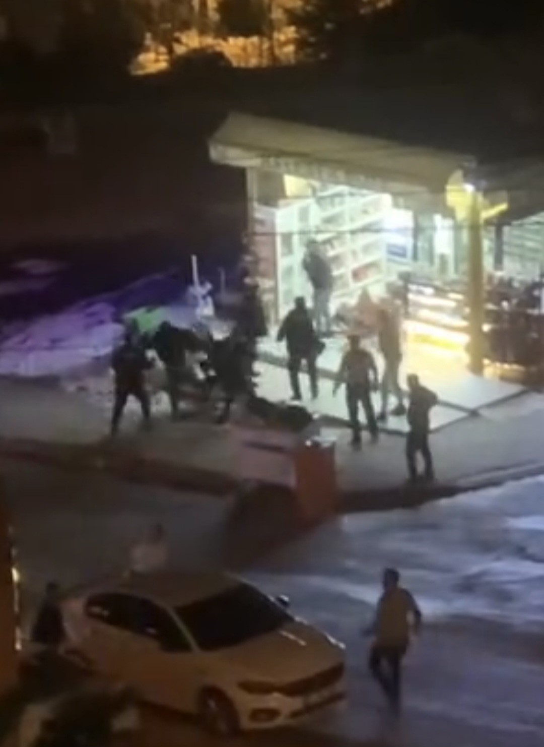 Büfede bıçaklı kavga, 1 kişi yaralandı: Kavga anı kamerada