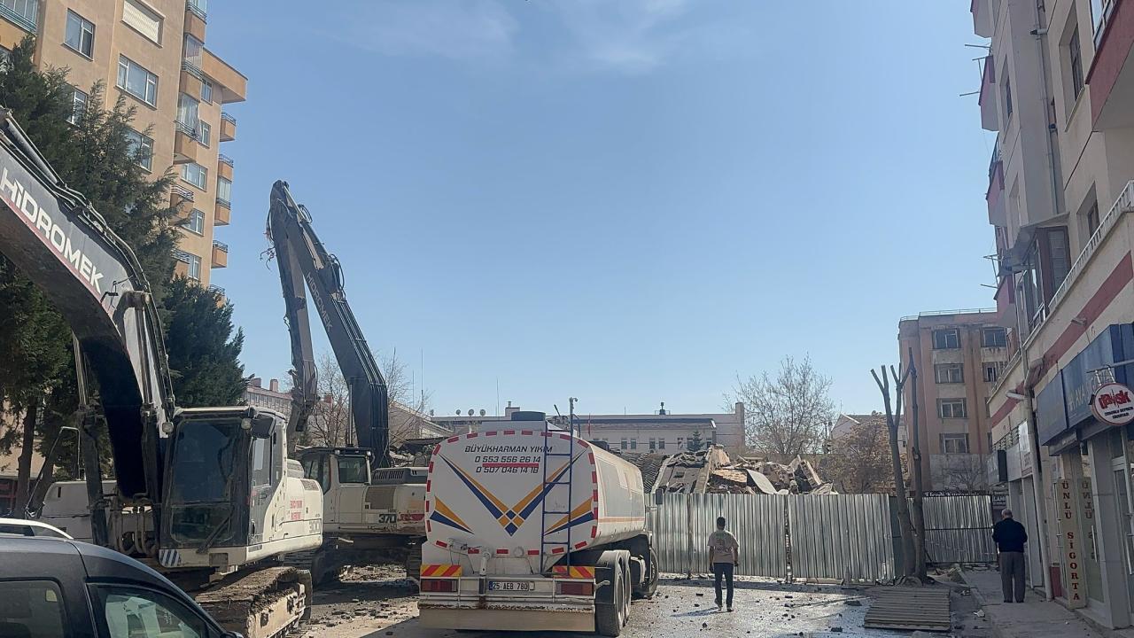 Büyük Panik: 6 Katlı Bina Çöktü