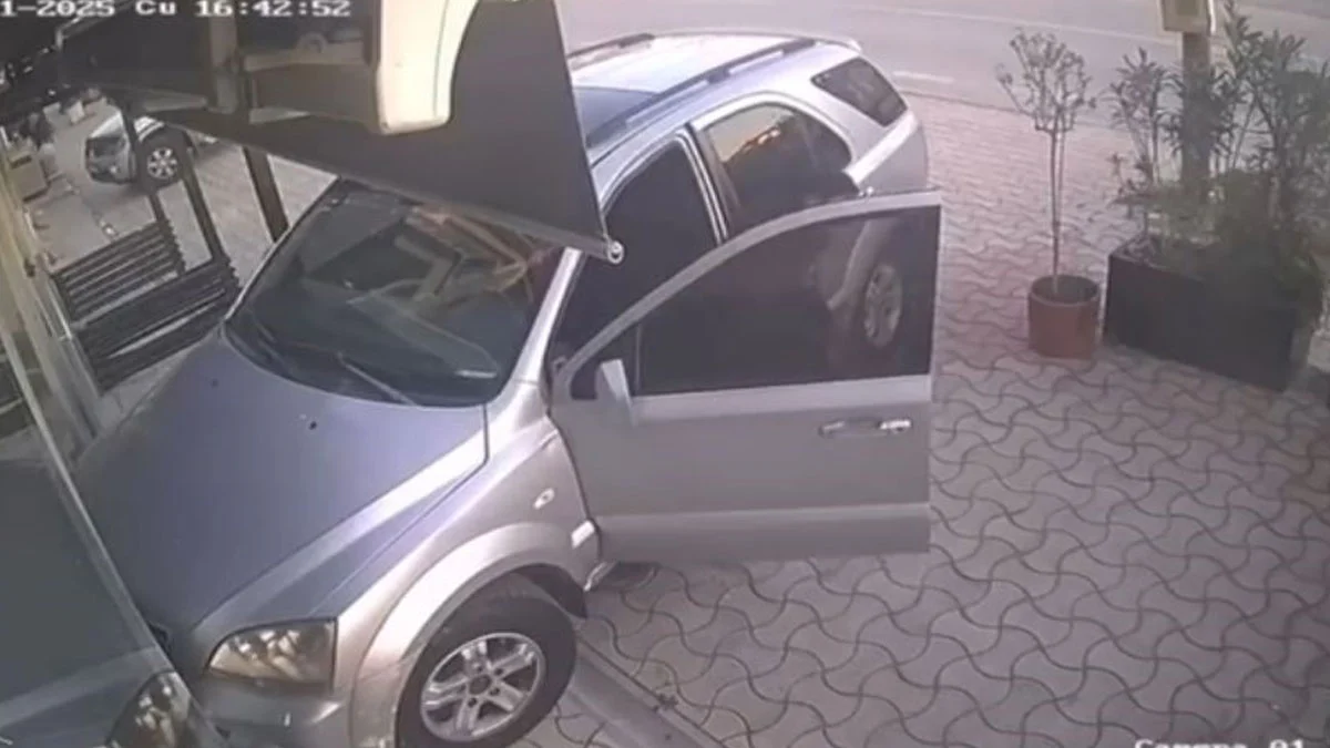 Kira Artışına Tepki Gösteren İş Yeri Sahibi, Otomobille Kuaföre Daldı