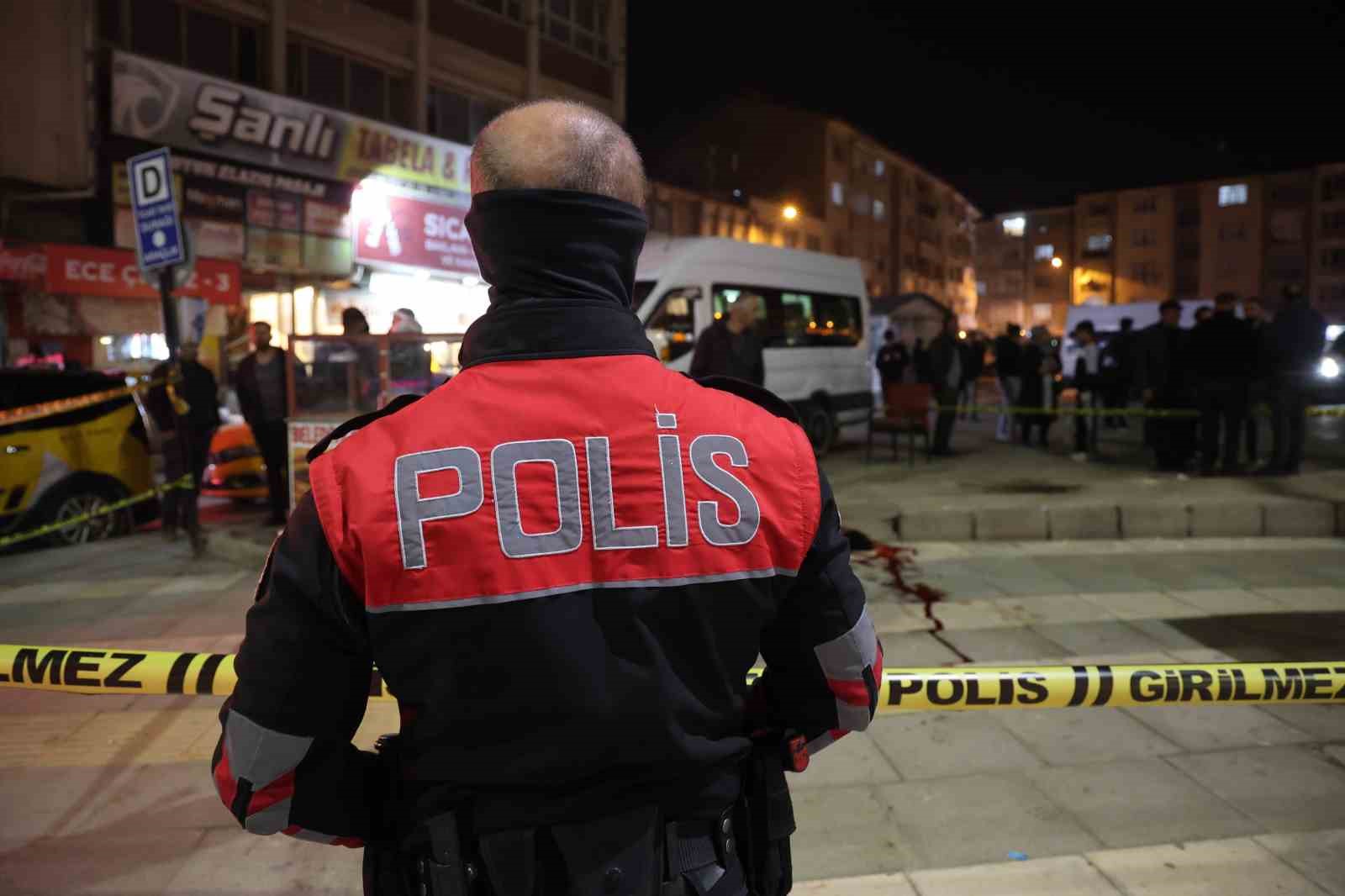 Minibüs Durağına Silahlı Saldırı: 2 Kişi Yaralandı