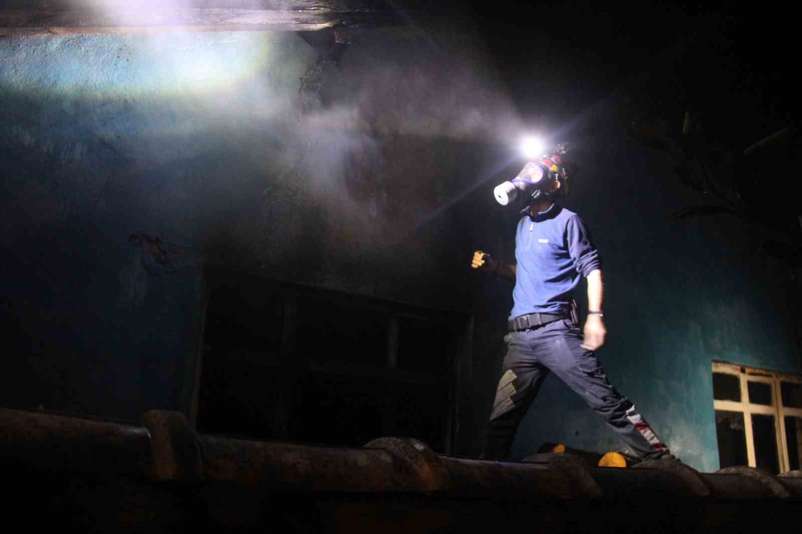 Gece Vakti Çıkan Yangında Ev Küle Döndü