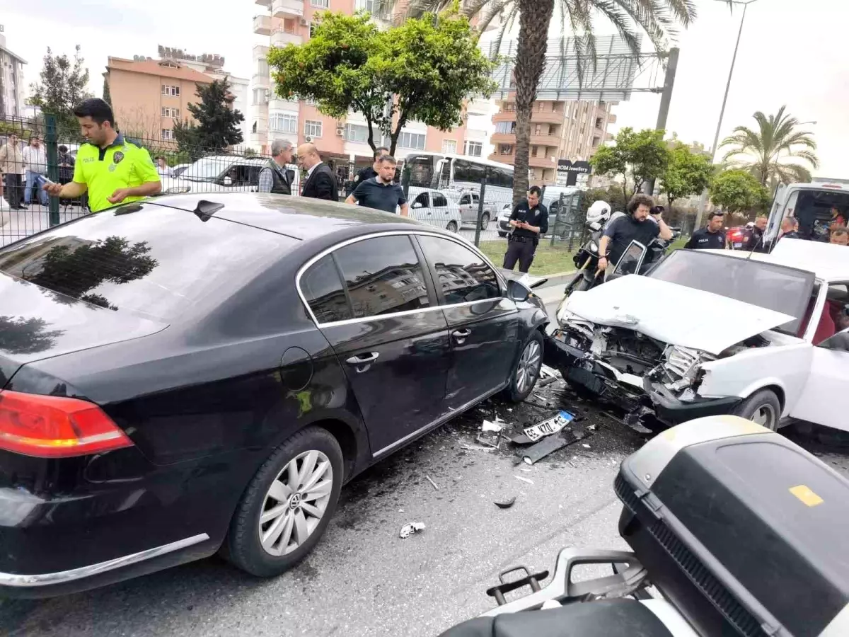 Arabalar Kafa Kafaya çarpştı