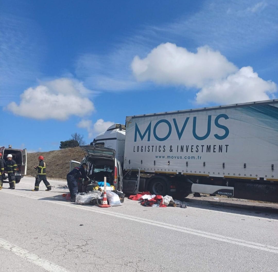 Ticari Araçla Tır Çarpıştı:1 Ölü 3 Yaralı