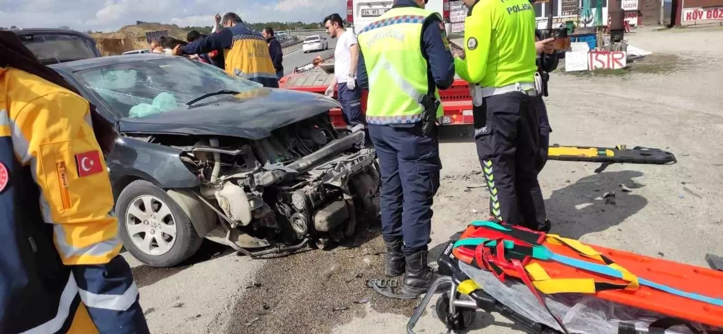 Otomobil Tırla Kafa Kafaya Çarpıştı