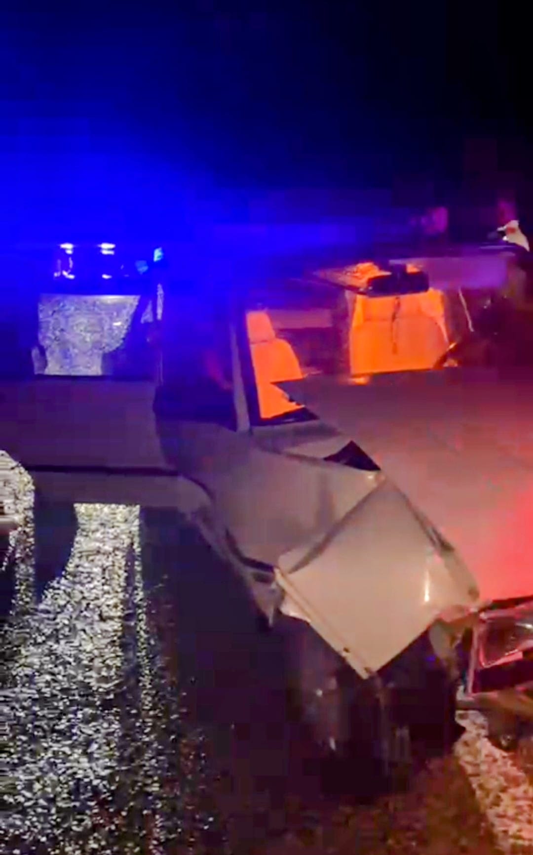 Milas'ta Ters Yöne Giren Araç Bariyerlere Çarptı.