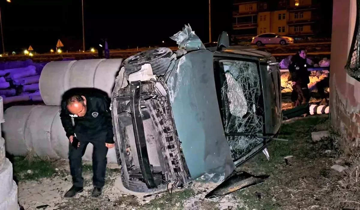 Otomobil Müstakil Eve Çarparak Durdu