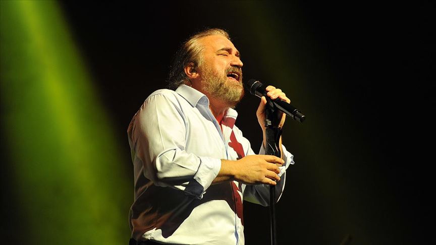 Ünlü Sanatçı Sevenlerini Yasa Boğdu