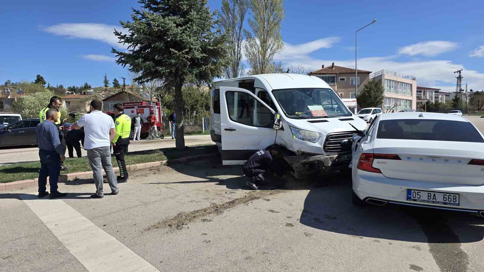 Diyaliz Hastalarını Taşıyan Servis Kaza Yaptı: 11 Yaralı