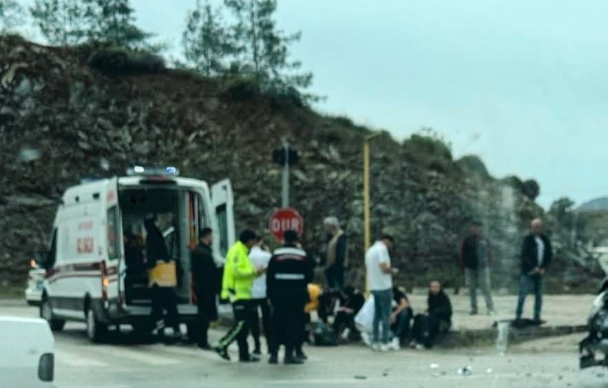 Fethiye'de Motosiklet Sürücüsü,  Refüje Çarptı