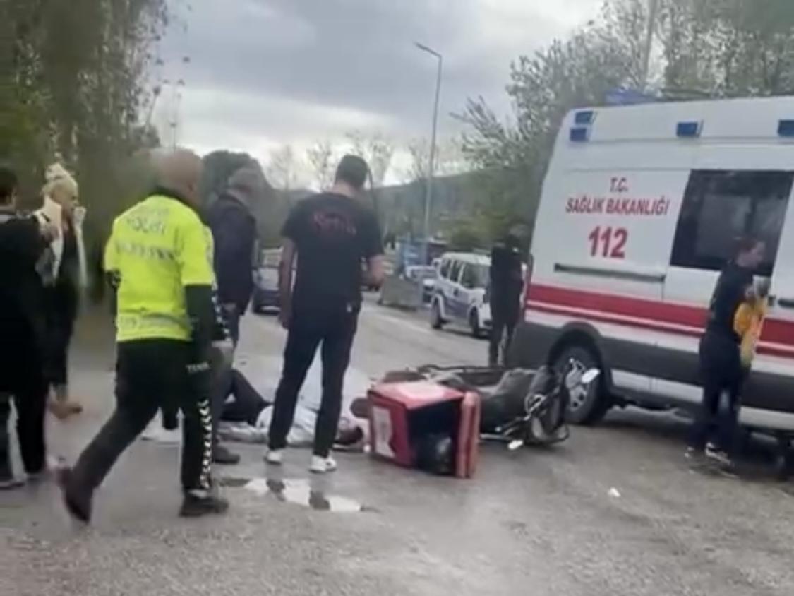 Ortaca’da Yağışlı Hava Nedeniyle Motokurye Kaza Yaptı