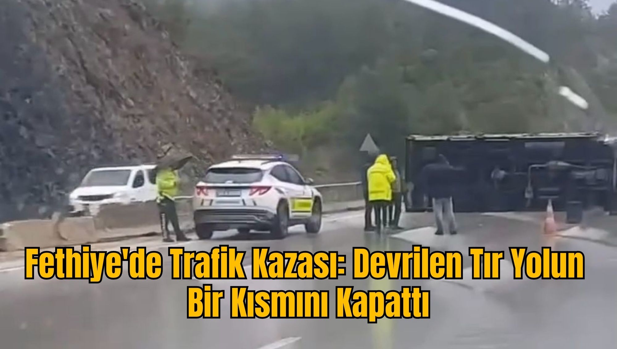 Fethiye'de Trafik Kazası: Devrilen Tır Yolun Bir Kısmını Kapattı