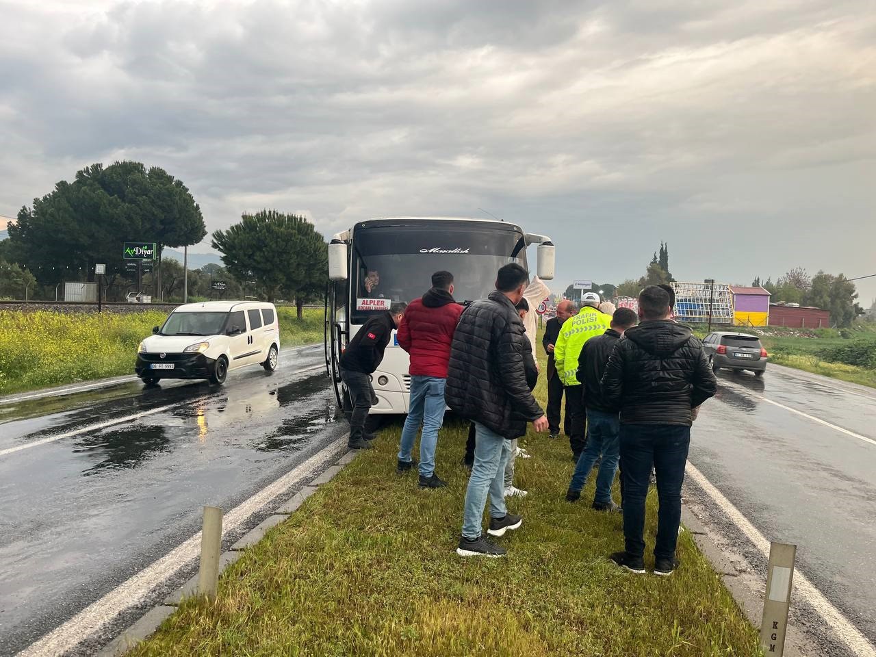 İşçi Taşıyan Servis Aracı Refüje Çıktı