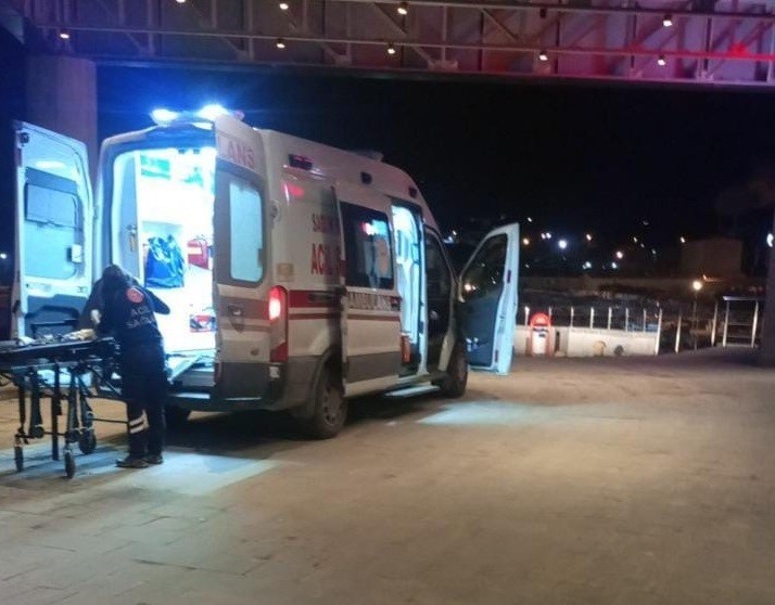 Kocasını Boynundan Bıçaklayan Kadın Çıkarıldığı Mahkemede Tutuklandı