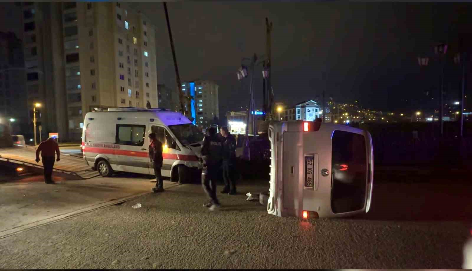 Ambulans ile Minibüs Çarpıştı, 5 Kişi Yaralandı