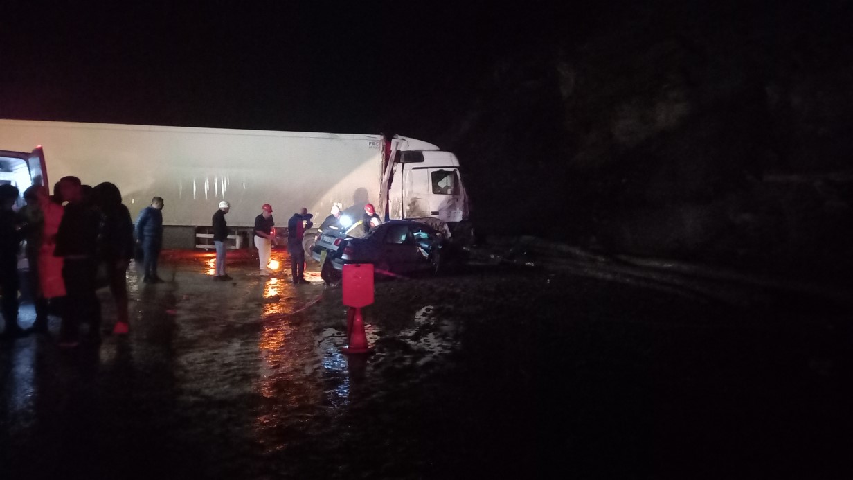 Tır, otomobilin üzerine devrildi: 1 ölü, 1 yaralı