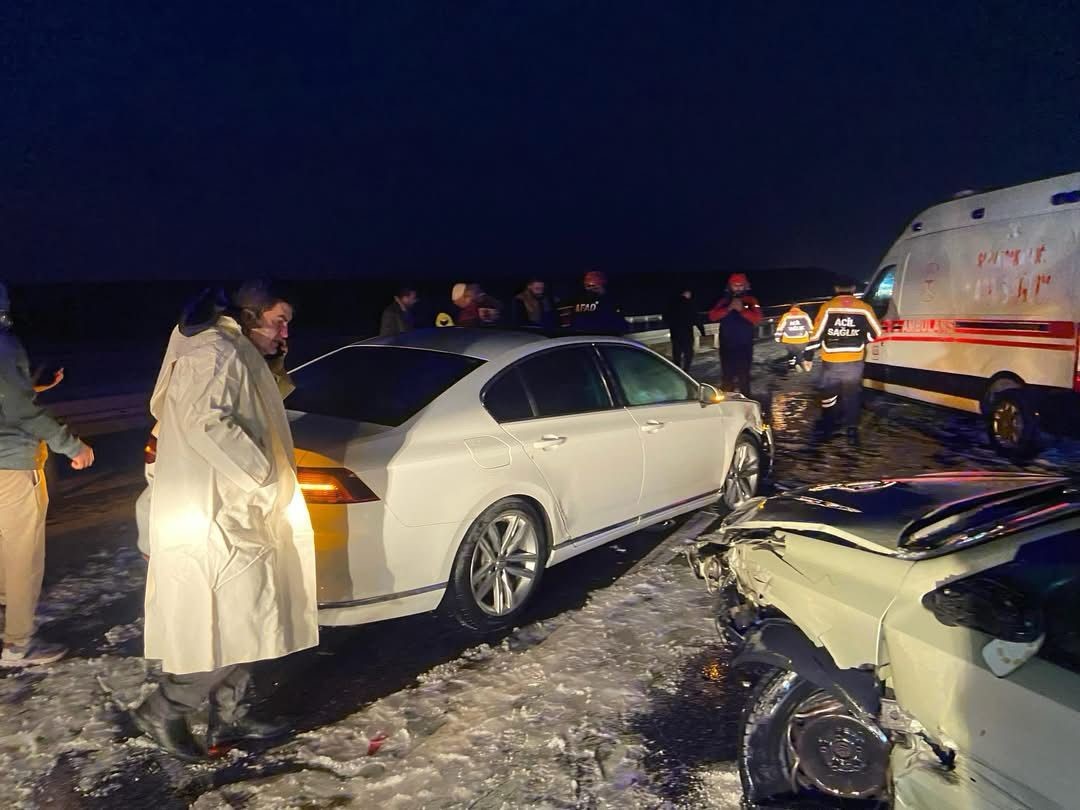 Şiddetli Dolu ve Yağmur 12 Aracı Birbirine Kattı: 10 Yaralı