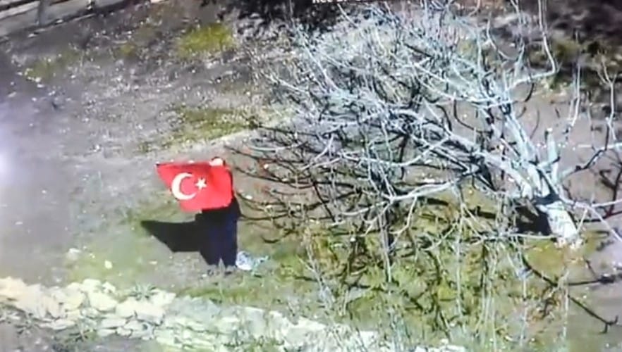 Türk Bayrağı Açıp Polis Ekibini Selamladı