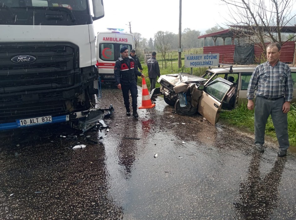 Tırla Otomobil Kafa Kafa'ya Çarpştı
