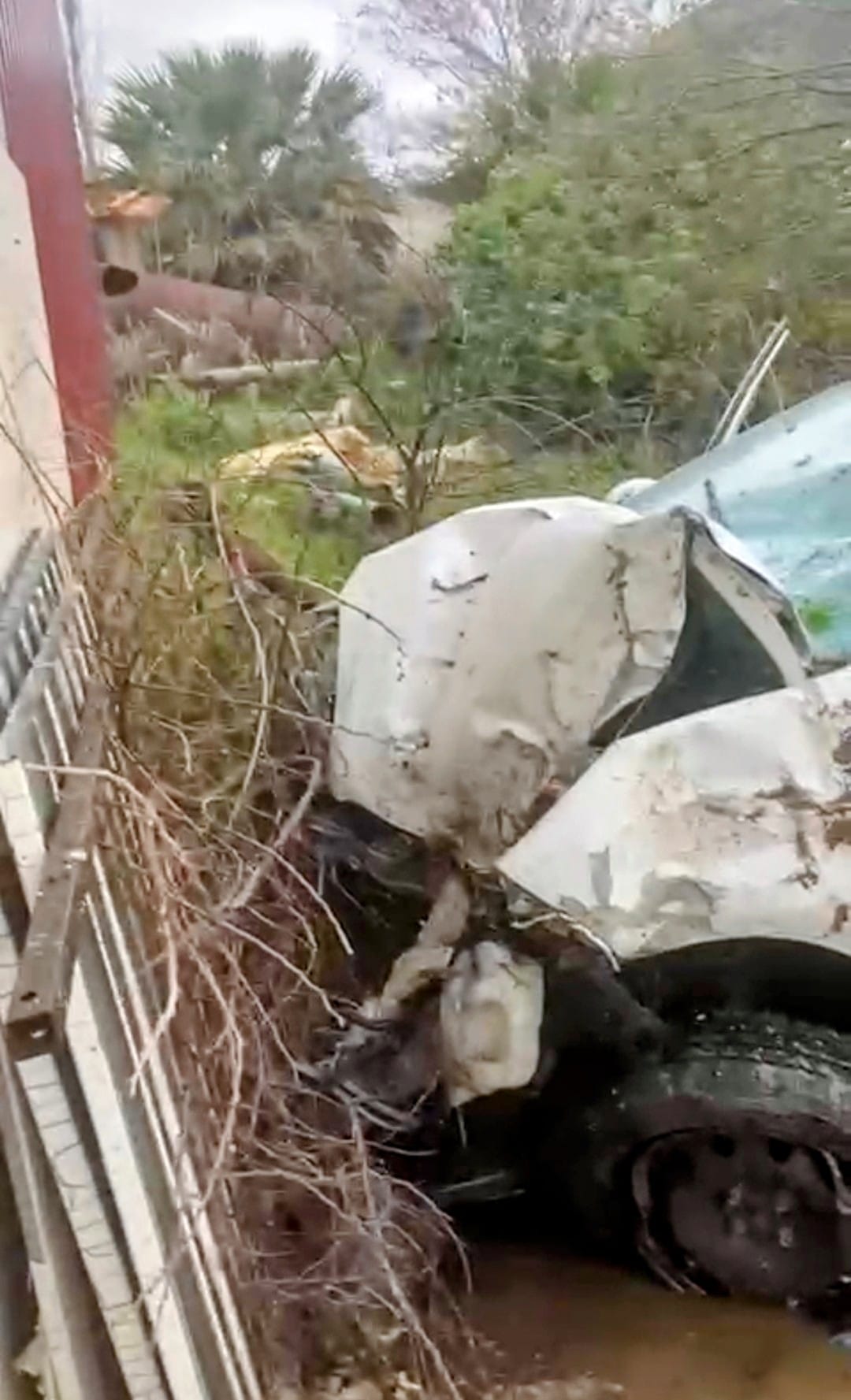 Muğla'da sürücü direksiyon hakimiyetini kaybetti, otomobil bahçeye uçtu