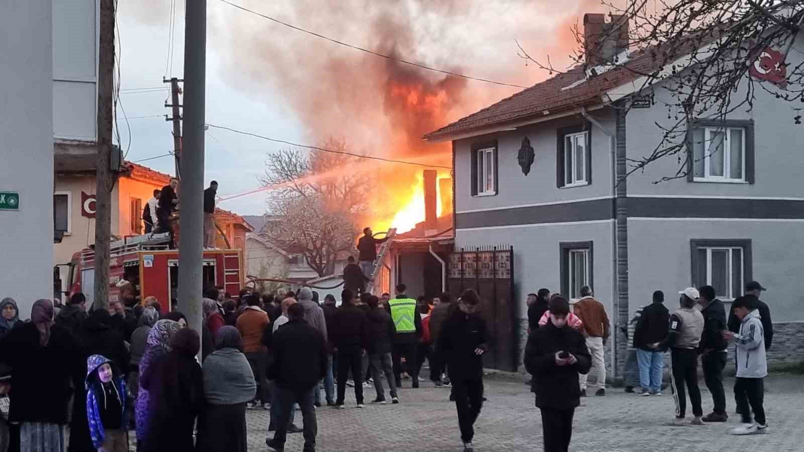Yanan Ev Kullanılamaz Hale Geldi