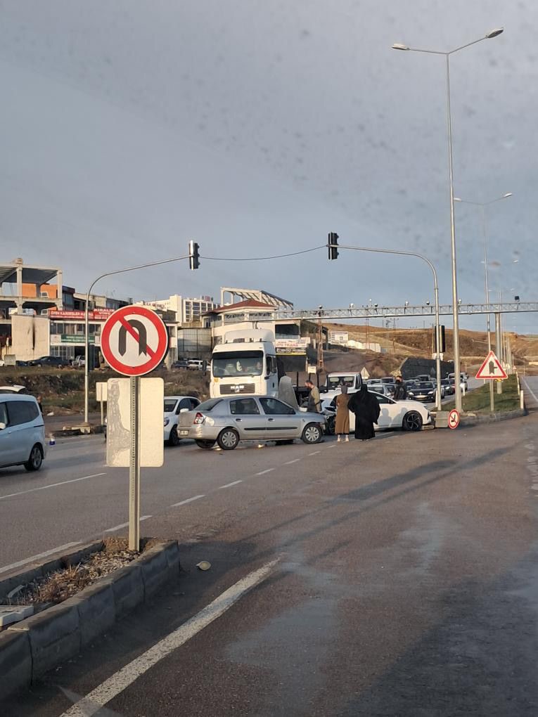 İki Otomobil Kafa Kafaya Çarpıştı