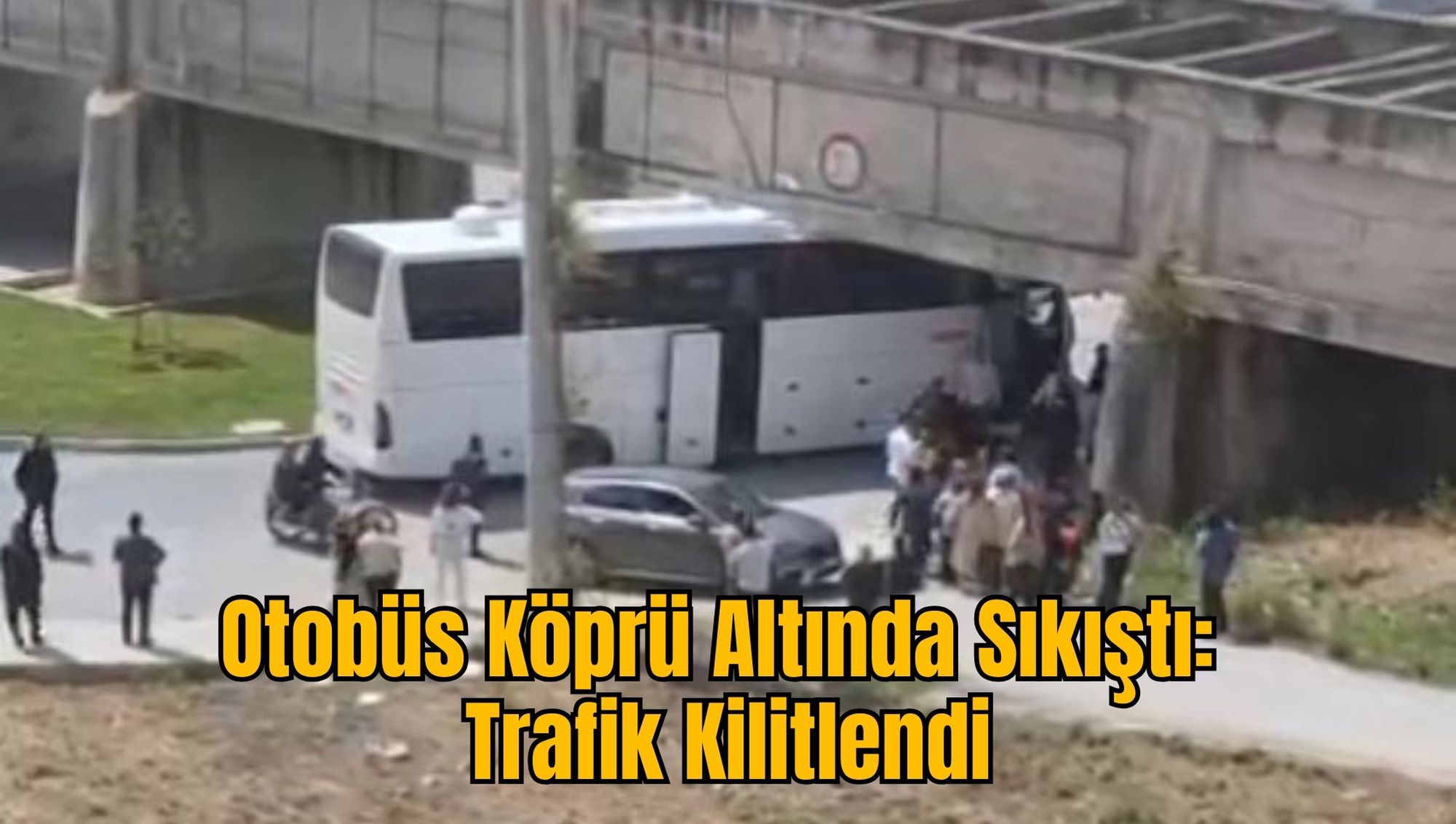 Otobüs Köprü Altında Sıkıştı: Trafik Kilitlendi