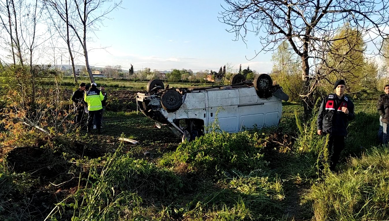 Minibüs takla attı: 1 ölü, 2 yaralı