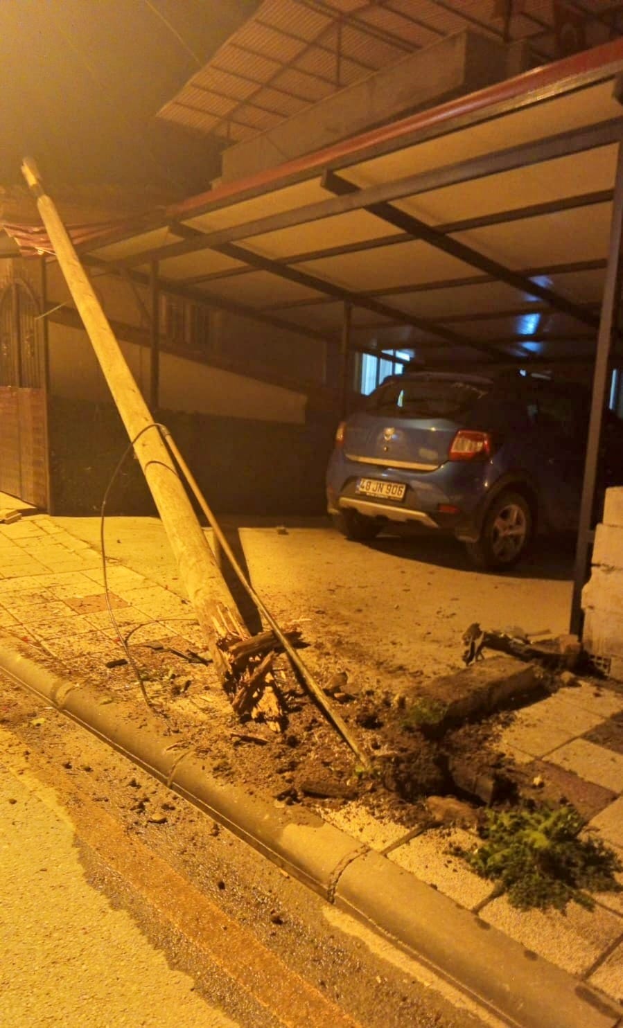 Muğla'da otomobil elektrik direğine çarptı,  1 yaralı