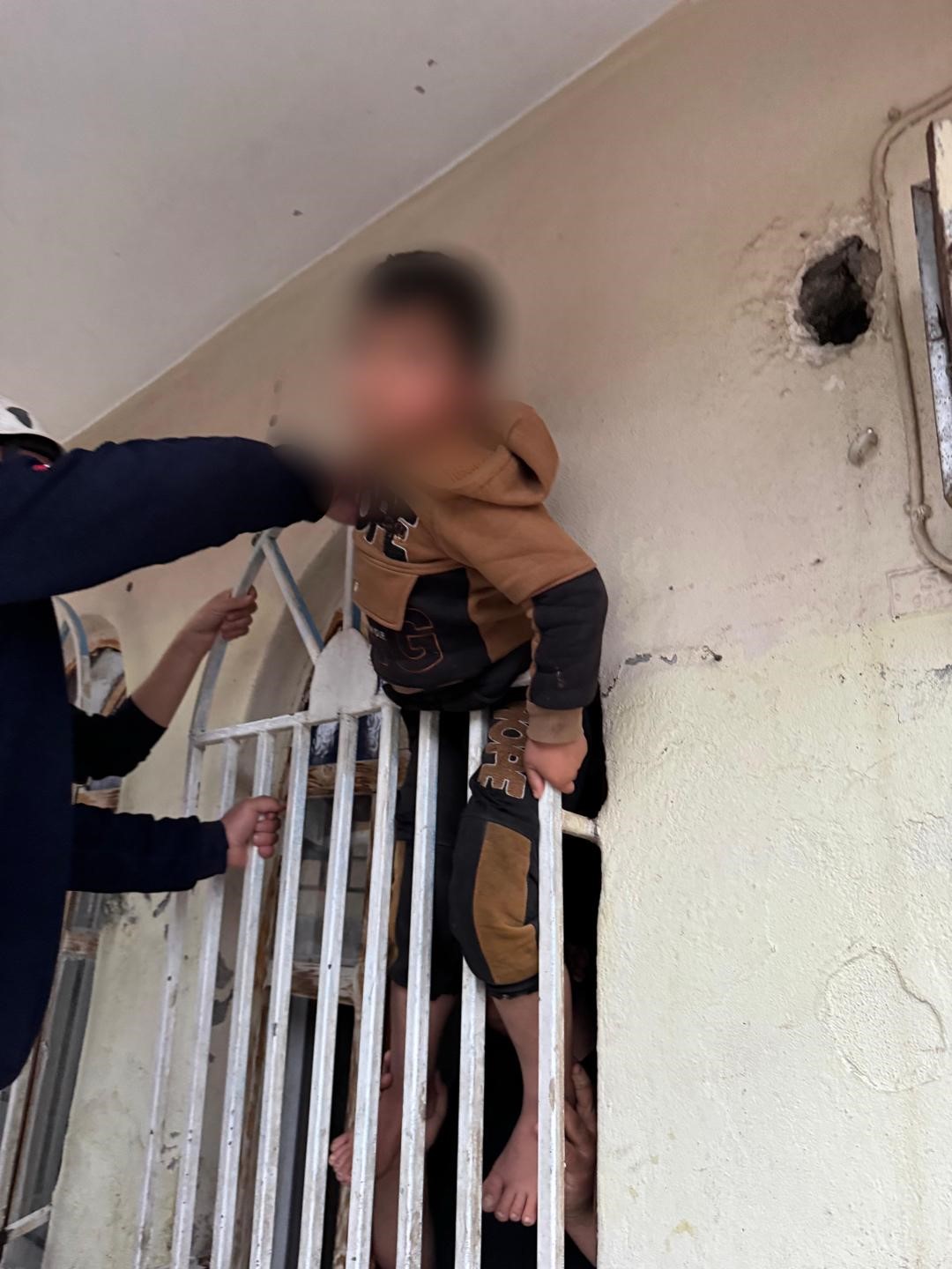 Demir korkulukları arasına sıkışan çocuk kurtarıldı