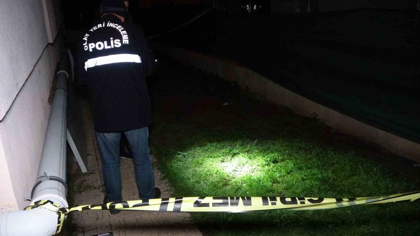 19 yaşındaki genç 5 katlı binanın çatısından atladı