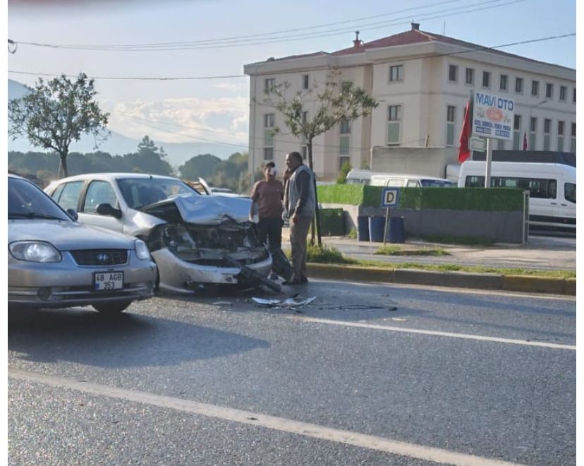 Milas’ta Zincirleme Trafik Kazası: Üç Araç Birbirine Girdi