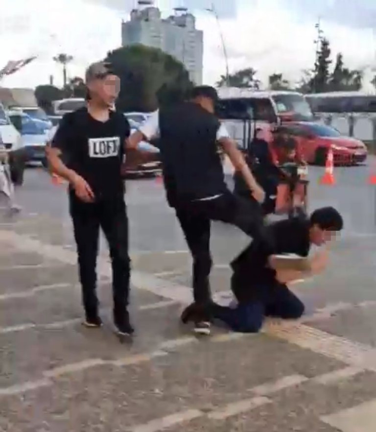 17 Yaşındaki Genci Gasbedemeyince Tekme Tokat Saldırdılar