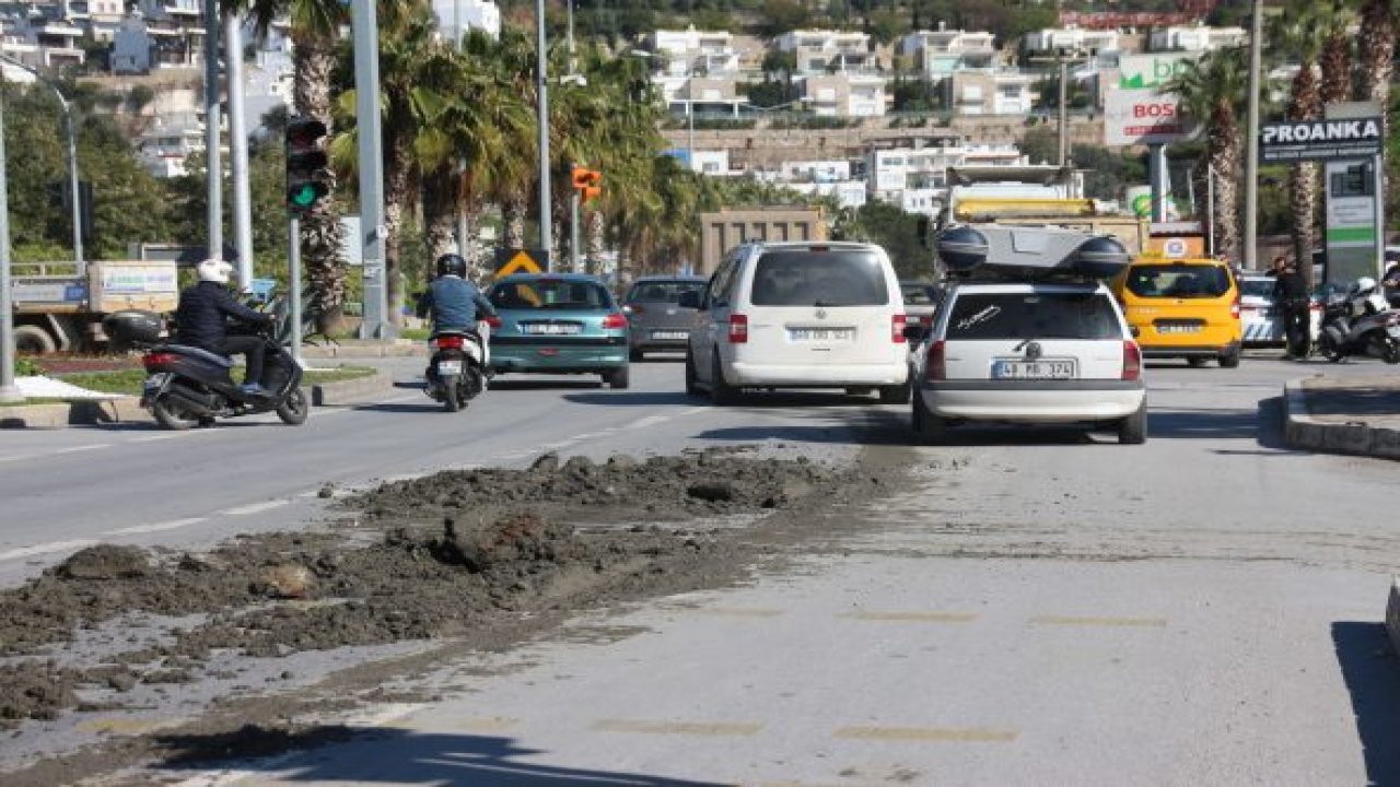 Hafriyatı ana caddeye döktü
