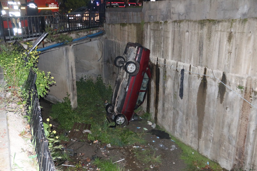 Dereye düşen otomobildeki 4 kişi yaralandı