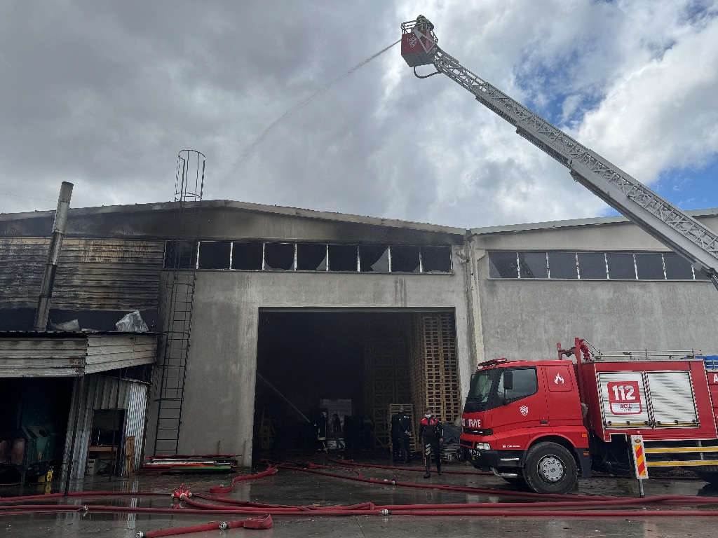 Kereste fabrikasında çıkan yangın söndürüldü