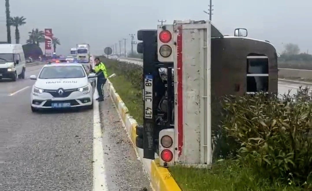 Muğla'da Kamyonet Refüje Çıktı
