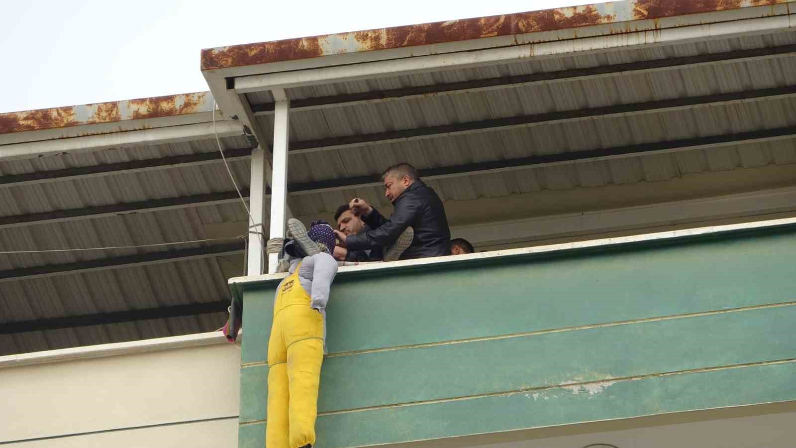 İntihar Etmek İçin Binanın Terasına Çıkan Kadın Son Anda Kurtarıldı