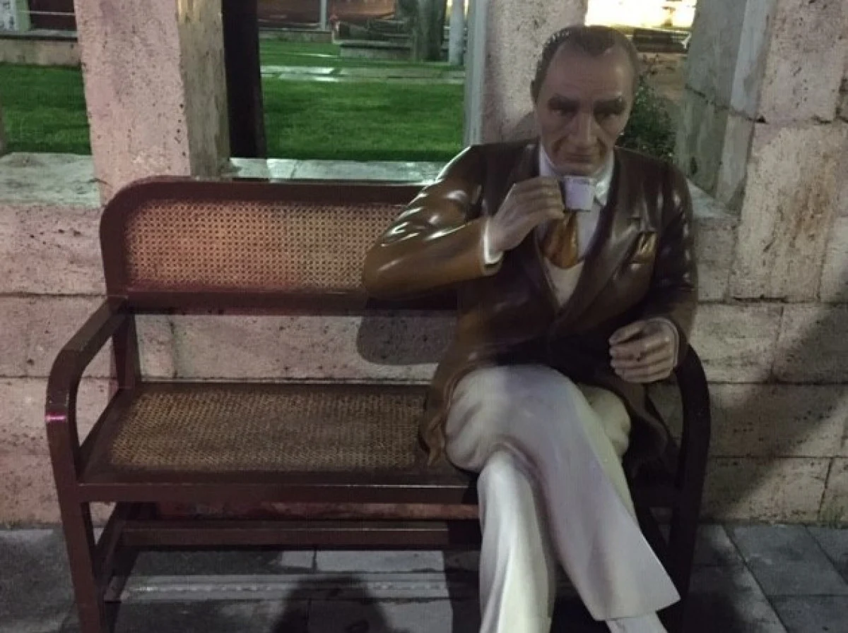 CHP'li Belediye'nin Atatürk Heykeli Tepki Topladı