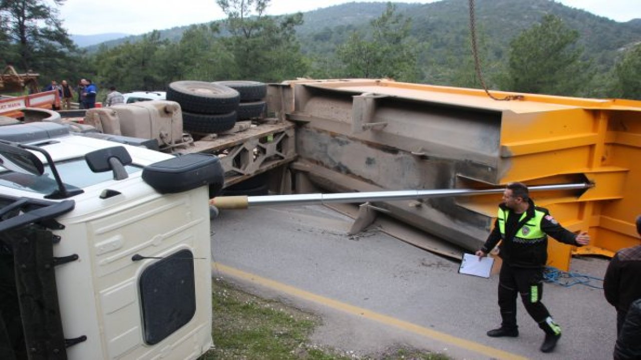 Hafriyat yüklü kamyon devrildi