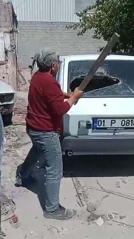 Kaportacıya Kızdı, Boyası Dökülen Aracının Camlarını Sopayla Kırdı
