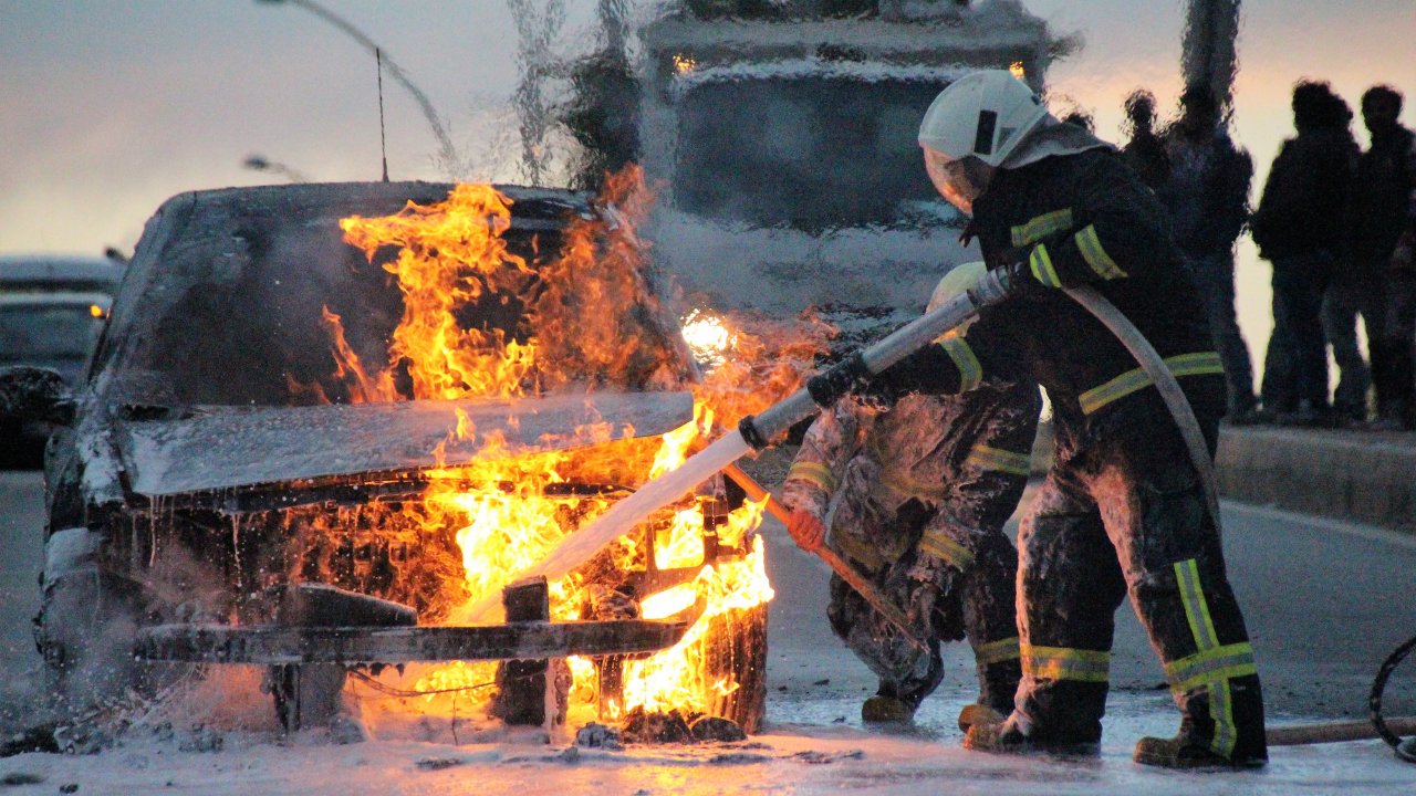 Bodrum’da alev alev yanan otomobile aldırmadan yollarına devam ettiler