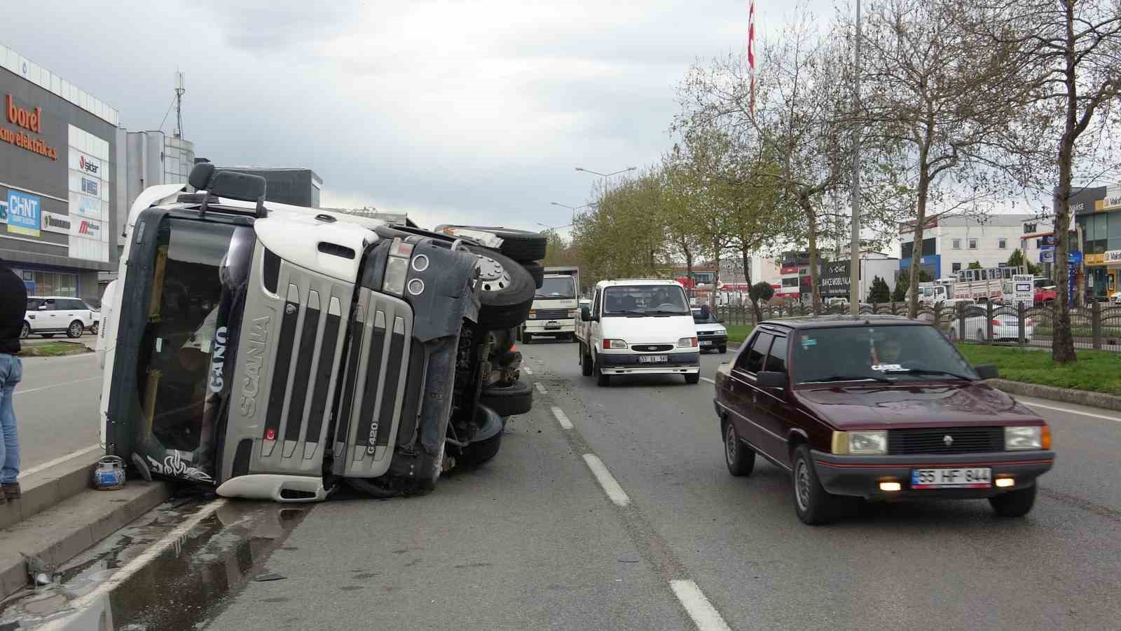 Temizlik Malzemesi Yüklü Tır Devrildi :1 Yaralı