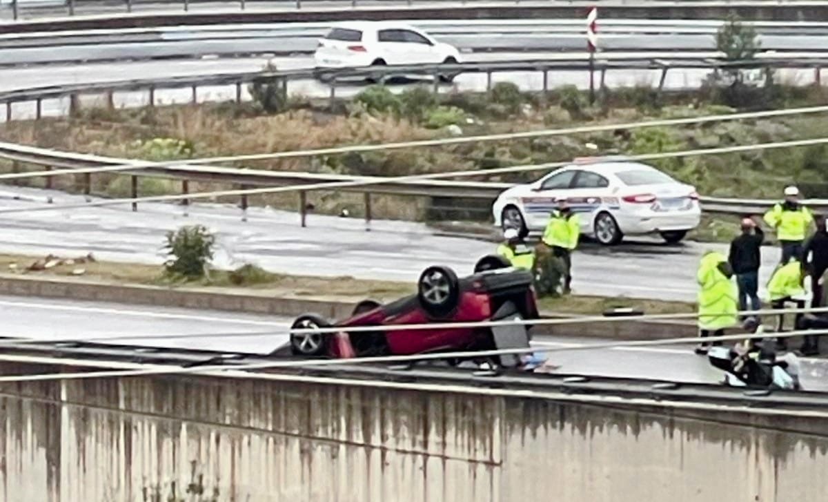 Otomobil Muğla'da refüjü aşıp yolun karşısına geçti