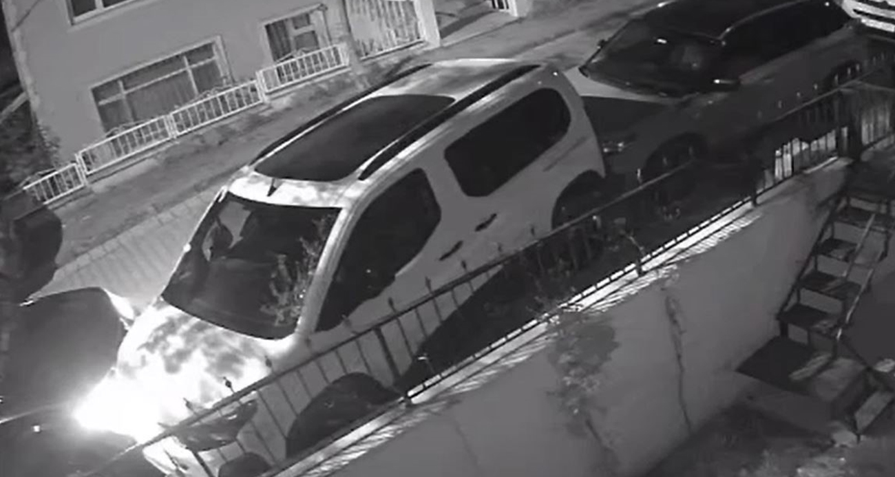 Park Halindeki 8 Araca Çarptı, Kayıplara Karıştı