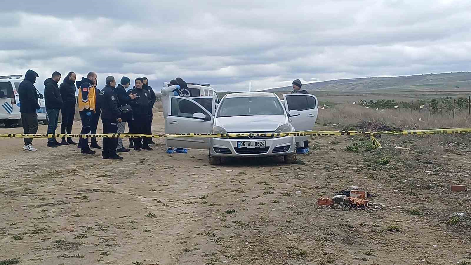 Aracında Silahla Vurulmuş Halde Ölü Bulundu