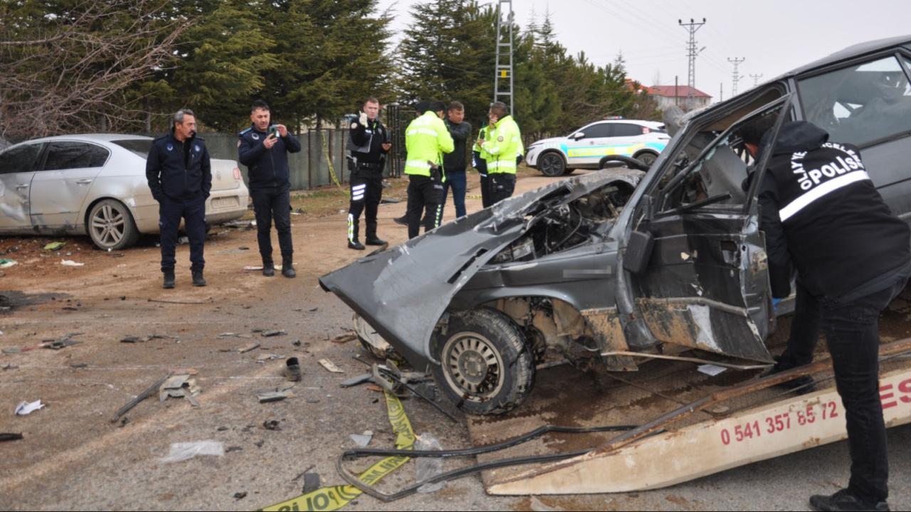 İki Otomobil Birbirine Girdi: 3 Ölü 3 Yaralı