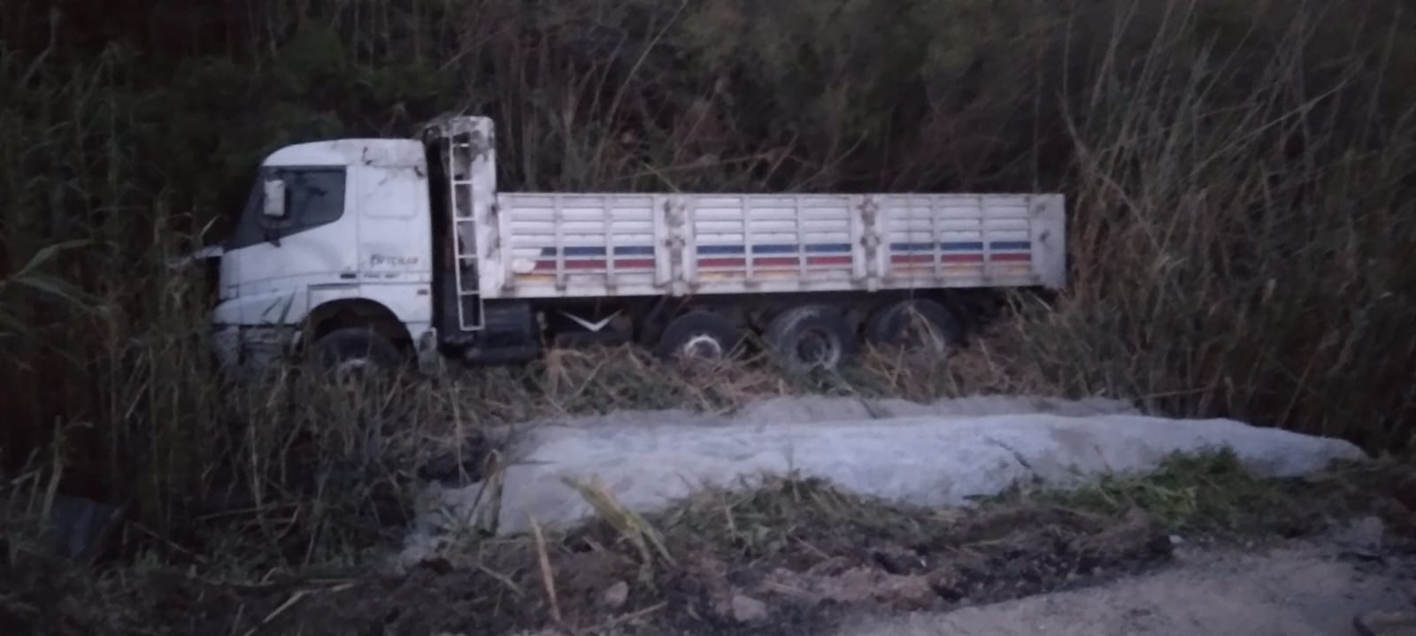 Milas'ta Çakıl Yüklü Tır Dereye Uçtu