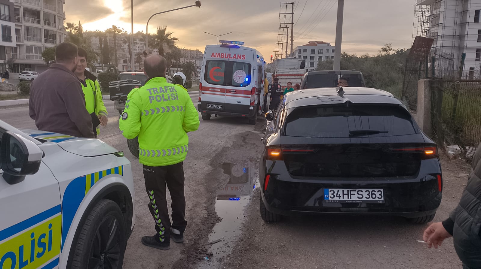 Muğla'da Polis Yayaya Çarpıp Kaçan Sürücüyü Arıyor