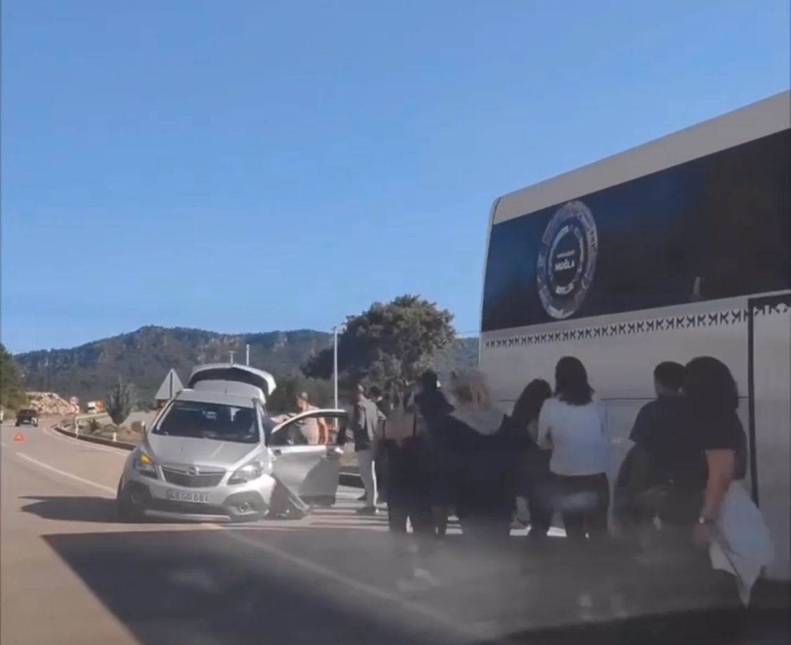 Dalaman’da Trafik Kazası: Otomobil ile Havaalanı Aracı Çarpıştı