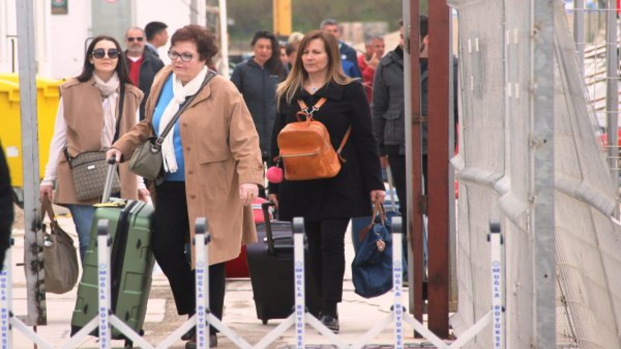 Yunan adalarında mahsur kalan Türkler ülkeye döndü